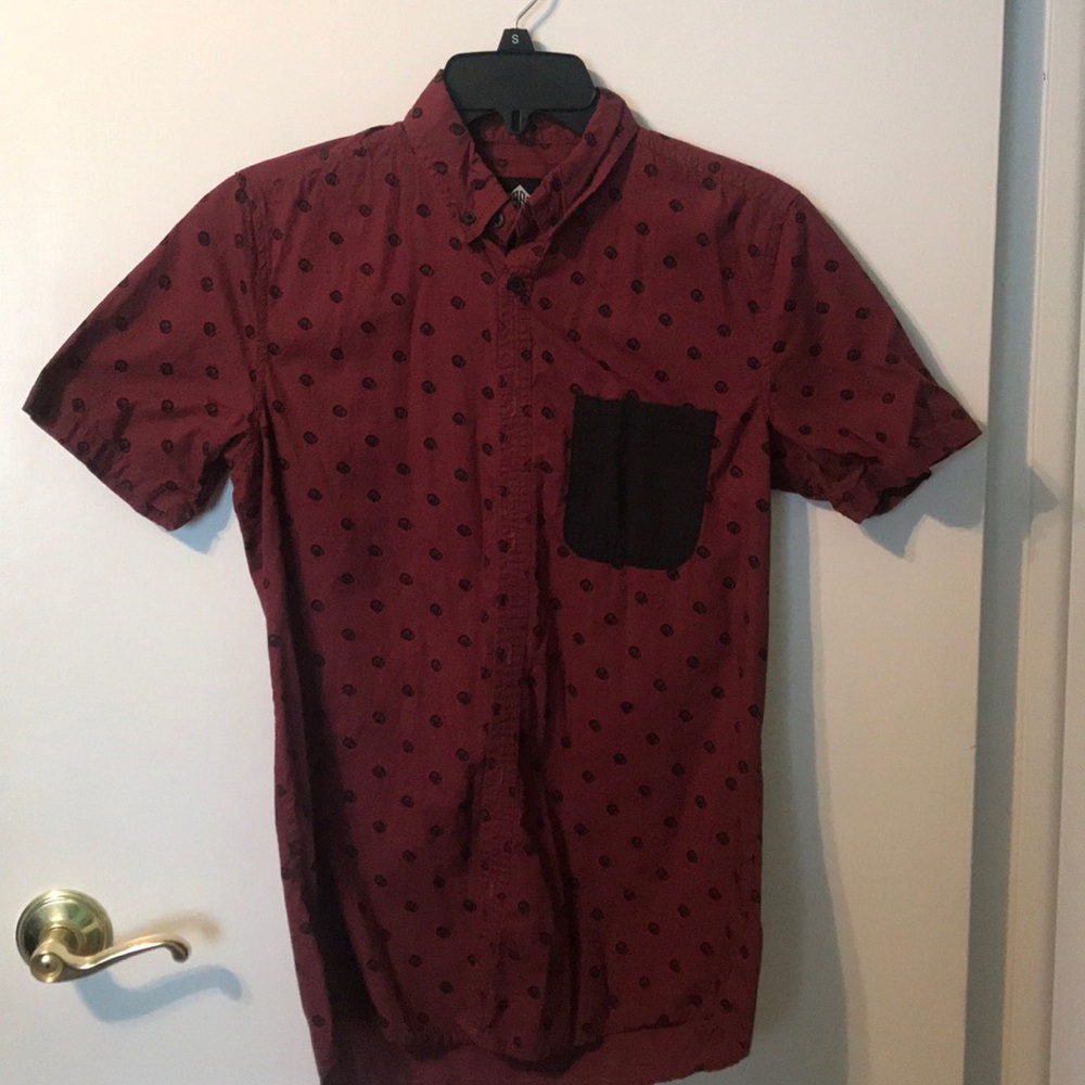 Men’s maroon patterned button down shirt
